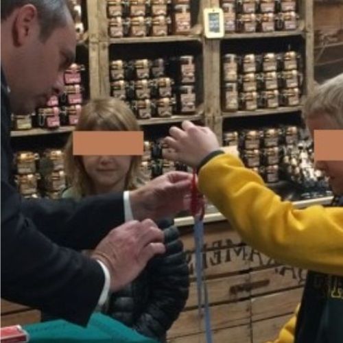 Elliot fait du close-up à des enfants dans une boutique